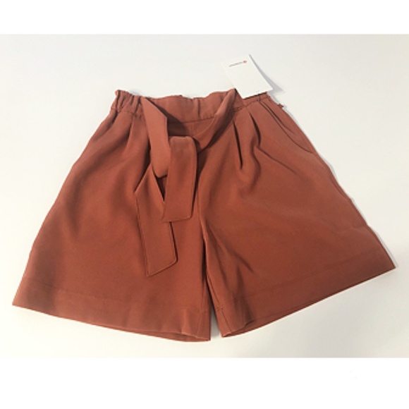 Lululemon Noir Short 5.5" Wrinkle-free Shorts - Picture 6 of 7